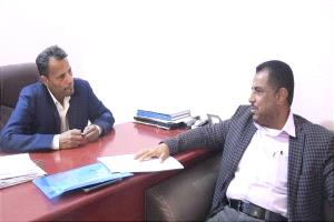 محافظ أبين يناقش مع وكيل المحافظة لشؤون قطاع الخدمات اللائحة التنفيذية وخطط الإشراف على المكاتب الخدمية