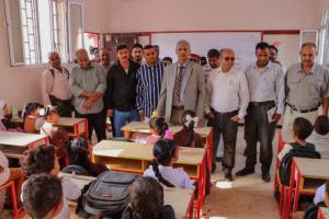 محافظ لحج يفتتح مدرسة اللحوم الأساسية ويوجه باعتماد ثلاثة فصول إضافية ويضع حجر الأساس لمركز صحي نموذجي بالمنطقة