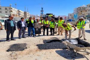 تدشين مشروع اعادة تأهيل الشوارع الداخلية لمدينة عتق بشبوة .