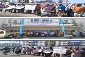 معلمو البيضاء في عدن يحتجون أمام وزارة الخدمة للمطالبة بصرف رواتبهم المتوقفة منذ 10 أشهر