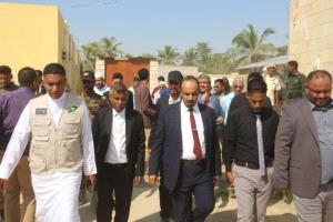 محافظ حضرموت يدشن مشروع الطاقة الشمسية ويطّلع على استكمال المشاريع الصحية الجديدة بمستشفى الحامي النموذجي