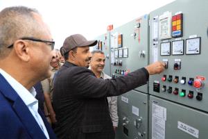 ​محافظ حضرموت  يُدشّن مشاريعًا كهربائية حيوية بقدرة 61.5 ميجافولت أمبير