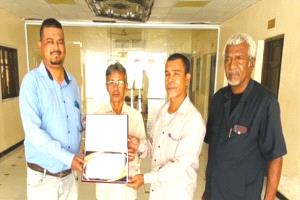 منتدى أصدقاء الإعلاميين يزور المؤسسة العامة للطرق والجسور بساحل حضرموت