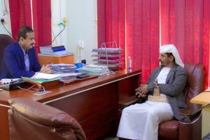 المحافظ بن الوزير يلتقي رئيس حلف قبائل شبوة ويشيد بالدور المجتمعي والقبلي في دعم جهود السلطة المحلية لترسيخ الاستقرار بالمحافظة