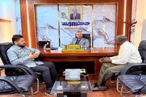 مناقشة ترتيبات إطلاق برنامجٍ حواريٍّ يتناول الجهودَ التنمويةَ في حضرموت