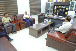 رئيس جامعة المهرة يلتقي هيئة تحرير مجلة الجامعة للعلوم الإنسانية