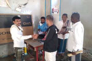 اللجنة المكلفة تتم إجراءات الإستلام والتسليم بين الادارتين السابقة والحالية لنادي الفجر الجديد بأبين