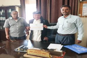 مدير عام مكتب الأشغال بشبوة يكرم نائب مدير مكتب الأشغال بمديرية نصاب نظير جهوده في الأداء