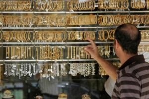 الذهب يتراجع مع ارتفاع الدولار وتضاؤل رهانات خفض الفائدة الأميركية