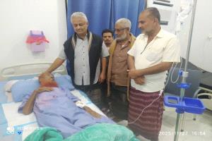 مدير عام الملاح يزور الشيخ محسن العرابي للاطمئنان على صحته بعد عملية جراحية ناجحة