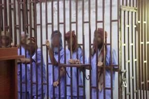 محكمة حضرموت تواصل محاكمة متهمين بالانتماء لتنظيم القاعدة وتعرض أدلة مصوّرة