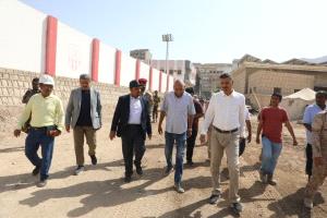 بن ماضي يوجّه بإزالة العوائق العشوائية خلف مشفى حضرموت وسرعة إنجاز سفلتة الشارع المحاذي لسور منشأة نادي الشعب