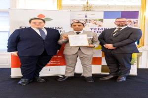 طالب يمني يحصل على جائزة الامتياز الأكاديمية المجرية والتي تمنح سنويًا لأفضل الطلاب الأجانب في المجر