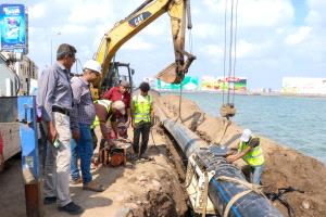 بدء أعمال ربط أنابيب مشروع إعادة تأهيل أجزاء من خط الضخ الرئيسي في الخط البحري