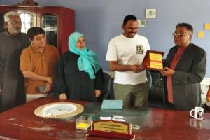 الدكتور عصام المقبلي يكرم أسامة باقاضي ممثل منظمة بيور-هاندز" الأيادي النقية" في عدن