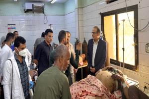 وزير الصحة يتفقد جرحى حادثة العرقوب في مستشفى الجمهورية بعدن