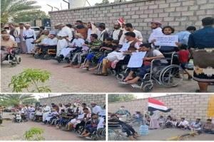 جرحى الحرب أمام وزارة الدفاع في مأرب: نحن بلا علاج ولا رواتب منذُ أشهر
