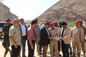 محافظ حضرموت وقائد المنطقة العسكرية الثانية يطلعان على مخطط أراضي شهداء حضرموت