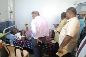 المهندس قائد راشد يزور العامل فضل في مستشفى الجمهورية