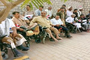 جرحى ومعاقي الجيش وأسر الشهداء يطالبون بصرف رواتبهم