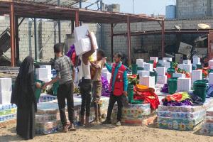 الهلال الأحمر اليمني يوزع مساعدات إيوائية للمتضررين من السيول والأمطار الغزيرةفي عدن