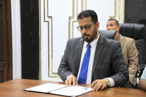 محافظ حضرموت يرعى توقيع اتفاقية لتوريد وتركيب منظومة طاقة شمسية بالجامعة