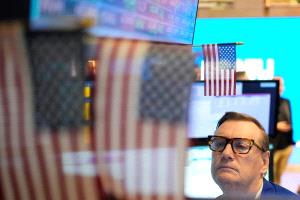 «أمازون» تقود «وول ستريت» إلى مكاسب أسبوعية وشهرية