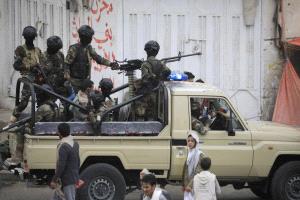 مداهمات وقطع طريق واستدراج.. خمس قصص لتربويين من إب غيّبتهم السجون منذ أشهر