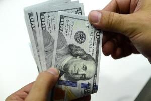 أسبوعان مهلة قصوى: مجلس القيادة يوافق على تحرير الدولار الجمركي وسط غليان شعبي