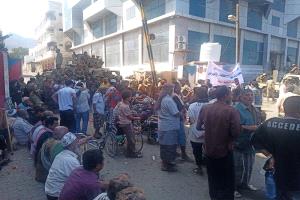 جرحى الحرب يعتصمون أمام بوابة معاشيق للمطالبة بحقوقهم وصرف مستحقاتهم