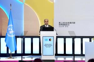 رئيس الوزراء في مؤتمر القمة العالمي للتنمية يؤكد التزام اليمن بمبادئ العدالة الاجتماعية والمساواة