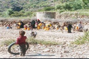 جفاف يهدّد الحياة في قرى الأزارق بالضالع.. والأهالي يطلقون نداء استغاثة لتأمين مياه الشرب