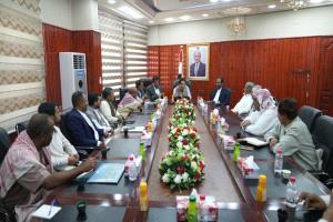 محافظ المهرة يناقش مع قيادات المكونات السياسية  سبل تعزيز التنسيق للحفاظ على أمن واستقرار