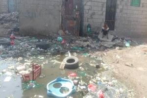 مياه المجاري تحاصر منازل المواطنين في حي عبدالقوي بالشيخ عثمان منذ ستة أشهر