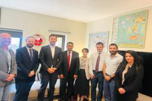 رئيس الشبكة اليمنية للحقوق والحريات يبحث مع رؤساء الأقسام السياسية في عدد من السفارات الدولية مستجدات أوضاع حقوق الإنسان في بلادنا
