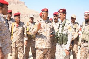 قائد المنطقة العسكرية الأولى يطلع على الجاهزية القتالية في المواقع العسكرية بمديرية تريم