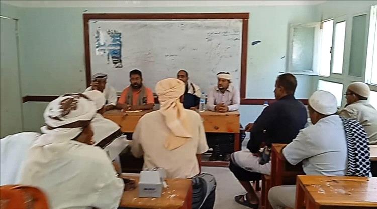 اجتماع يناقش أوضاع التعليم في مدرسة الشهيد محمد عبدالله للبنين بيافع سرار