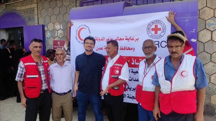 الهلال الأحمر اليمني - فرع عدن يدشن صرف مساعدات مالية للمتضررين من السيول في مديرية البريقة