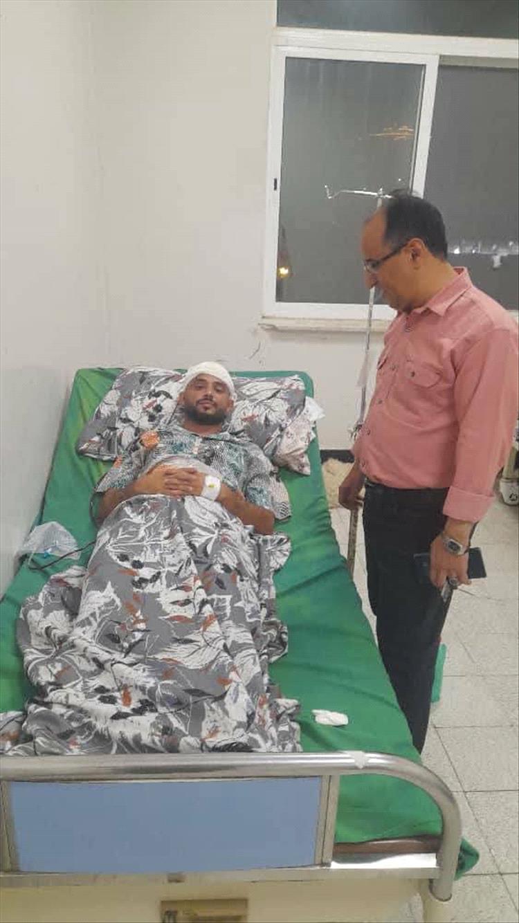 مدير مكتب الشباب والرياضة بتعز يطمئن على صحة اللاعب الشرعبي