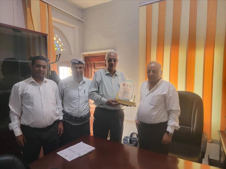 رئيس إتحاد نقابة عمال اليمن يكرم رئيس مؤسسة التأمينات الاجتماعية بتعز بـ"وسام الفخر والتنمية"