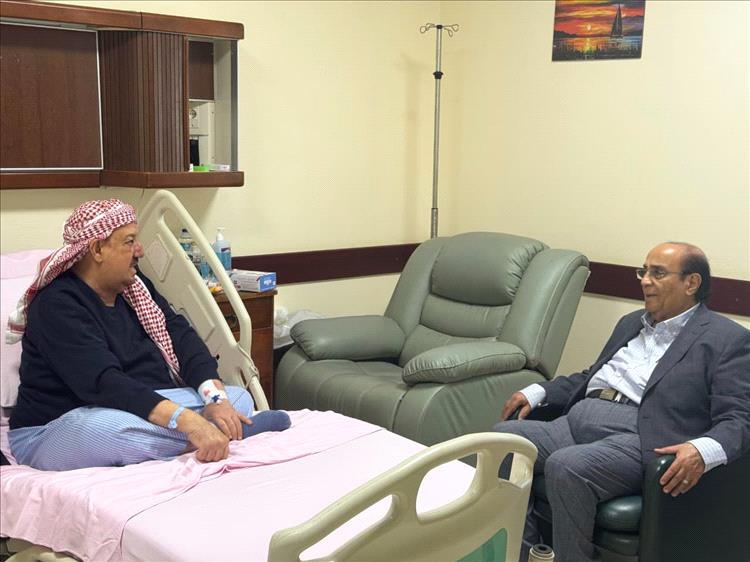 عضوا مجلس القيادة الرئاسي والمستشار العطاس يطمئنوا على صحة رئيس مجلس النواب