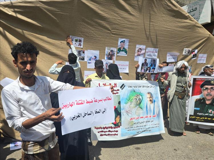 تعز: أهالي الشهداء والمغدور بهم يطالبون طارق صالح بالقبض على قتلة هاربين إلى المخا