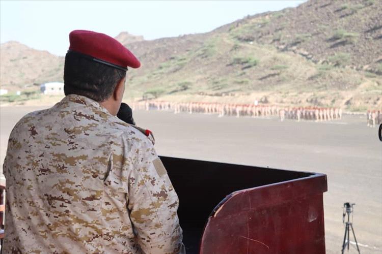 وزير الدفاع يشيد بجاهزية اللواء الخامس دعم واسناد