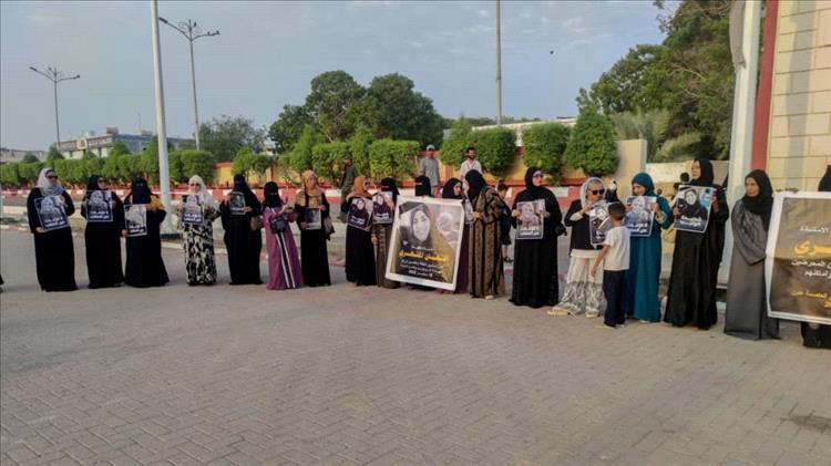 وقفة احتجاجية في عدن تطالب بتحقيقات عادلة في اغتيال "إفتهان المشهري"