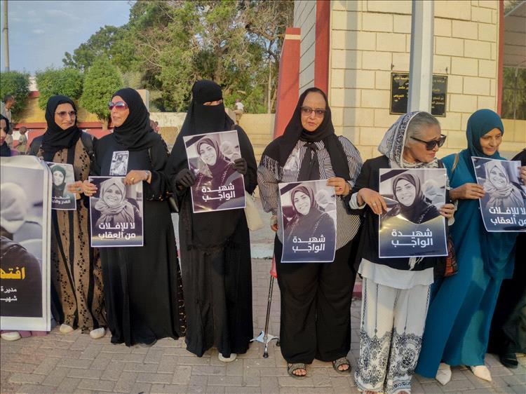 وقفة احتجاجية بمشاركة رئيسة اللجنة الوطنية للمرأة والقيادات النسوية في عدن تطالب بتحقيقات عادلة في اغتيال "إفتهان المشهري"