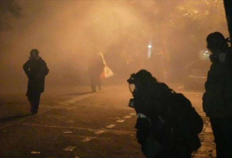 احتجاجات عنيفة في جورجيا.. متظاهرون يقتحمون القصر الرئاسي ويطالبون بثورة سلمية