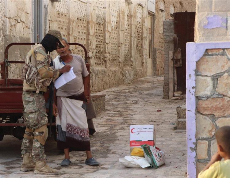 قوات الدعم الأمني بحضرموت تنفّذ حملة إغاثية لتوزيع المواد الغذائية على الأسر المحتاجة