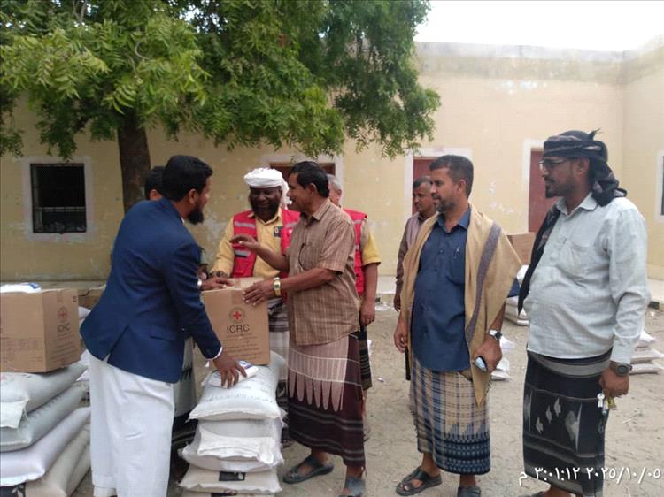 الهلال الأحمر اليمني يوزع مساعدات غذائية لنازحين  المخيمات بمديرية مودية بمحافظة أبين