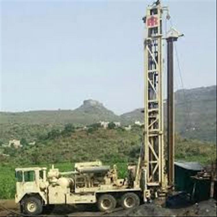 الحوثيون ينهبون حفار آبار لقبيلة موالية لهم في عمران ويثيرون غضب آل عويدين