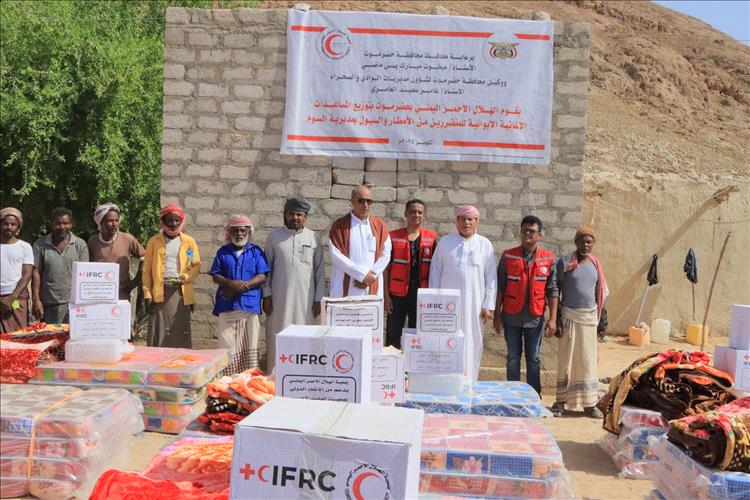 الهلال الأحمر فرع حضرموت يقدم مساعدات إغاثية ايوائية للمتضررين من الامطار والسيول بمديرية السوم
